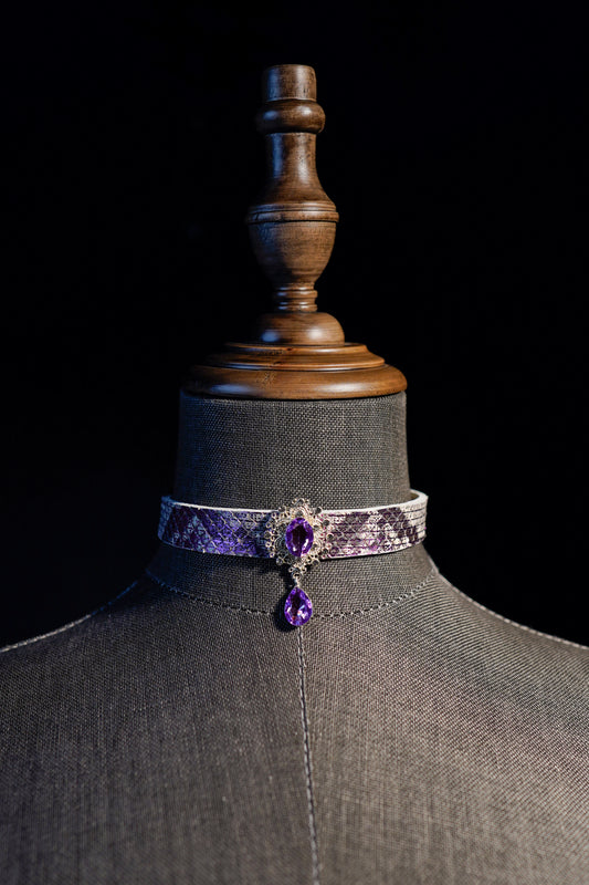 QIYE-Simple purple design snakeskin gem fashion collar